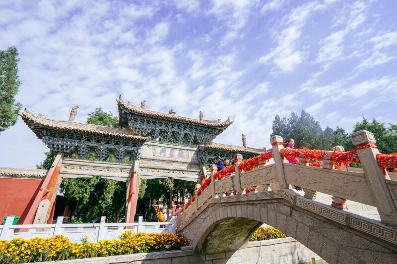 文庙的状元桥上悬挂满了各种祈金榜题名的