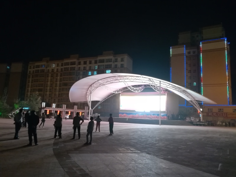 巴楚县的音乐喷泉和电视塔