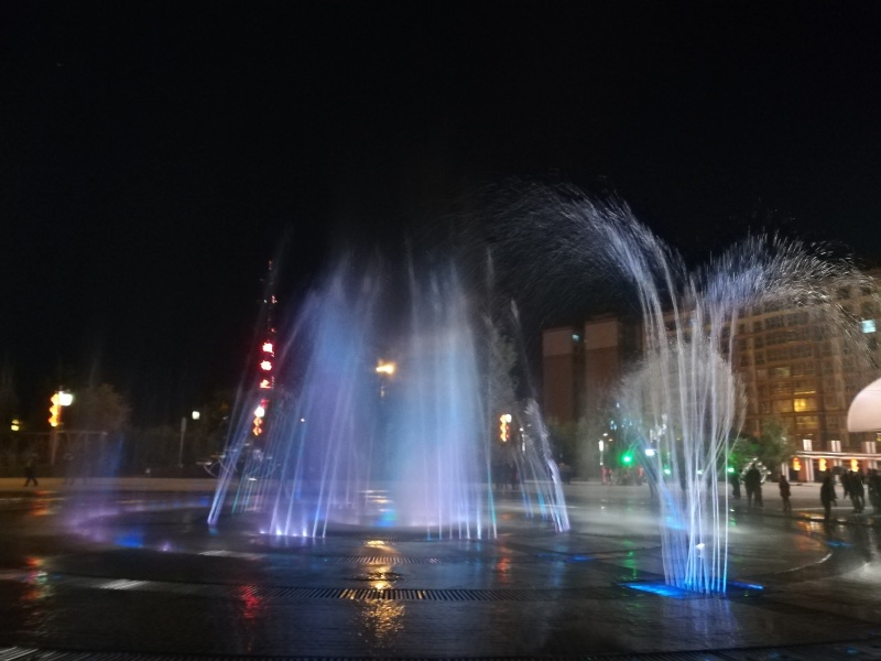 巴楚县的音乐喷泉和电视塔