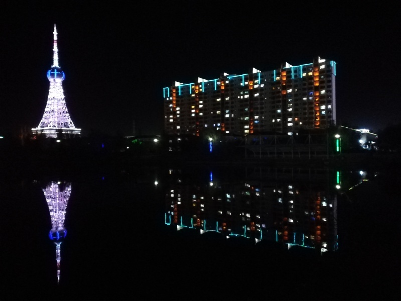 巴楚县的音乐喷泉和电视塔