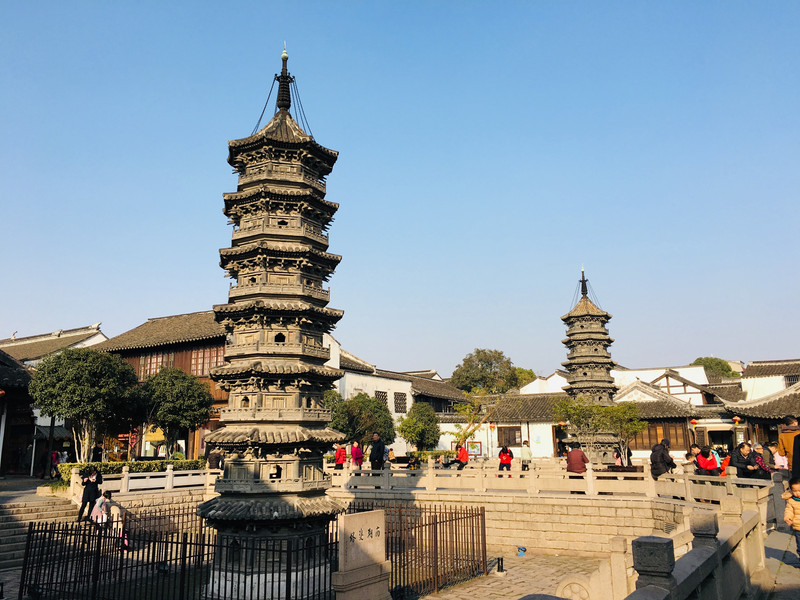 宋绍定年间,因理宗赵昀赐"南翔寺"匾额,寺名更为南翔寺.