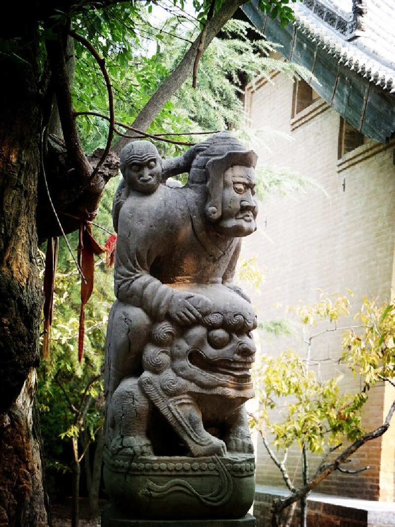 瞧,这个石雕多有意思