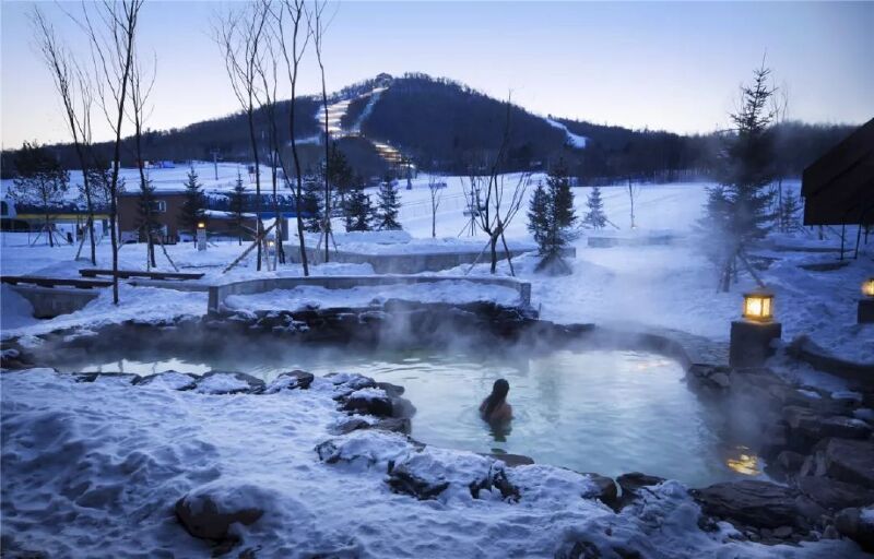 在长白瀑布下近千米的二道白河旁边,有一片名叫"聚龙泉"的温泉群,分布