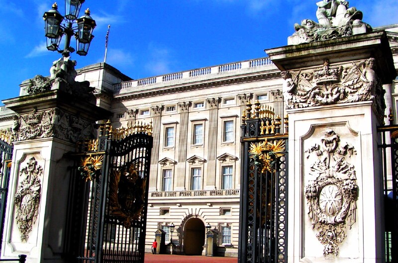 白金汉宫的换岗仪式,号称世界上最著名的换岗仪式,每年都吸引了成千上