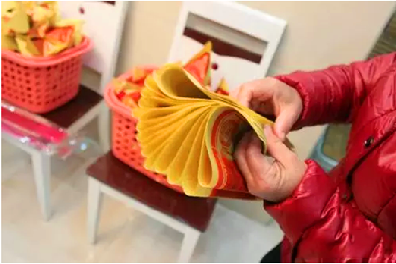 闽南人换上新衣服在红砖古厝厅堂设案,摆上三牲,果合,清茶,金楮等供品