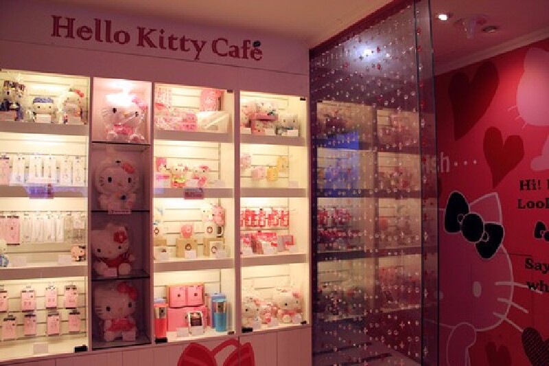 zone,可以和可爱的kitty合影留念,玻璃橱窗内展示的各种kitty玩偶