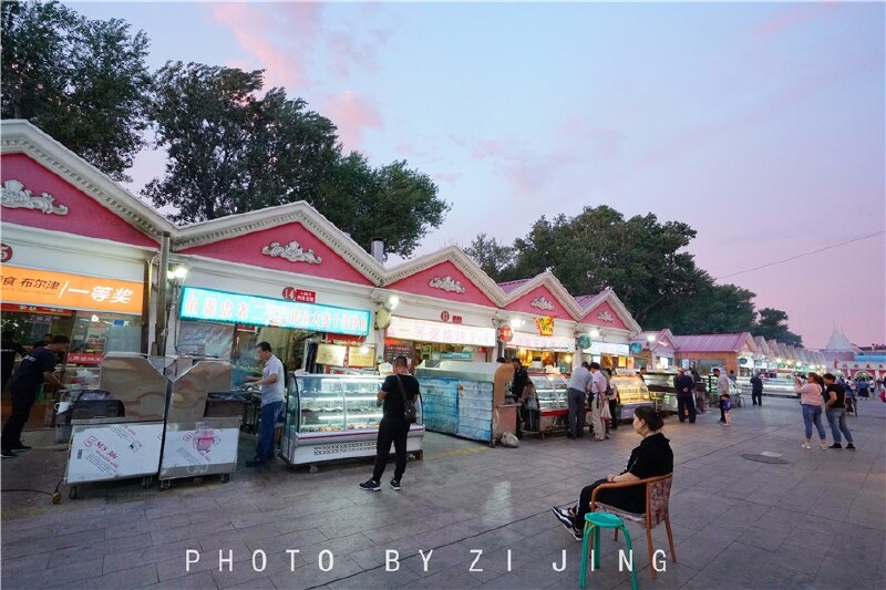      布尔津河堤夜市