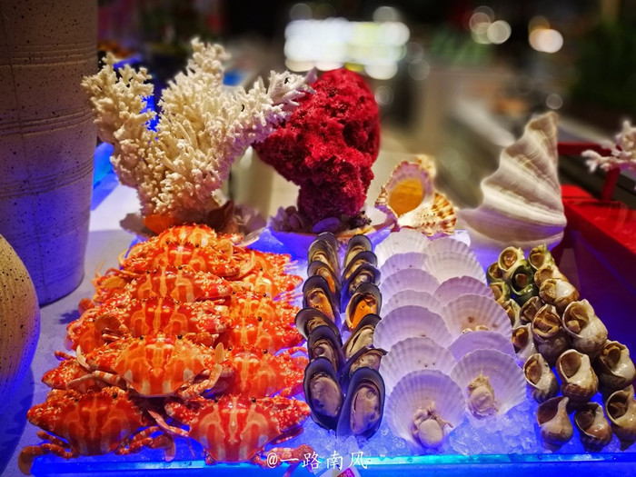 自助餐的海鲜种类繁多,除了贝壳类,还有各种蟹
