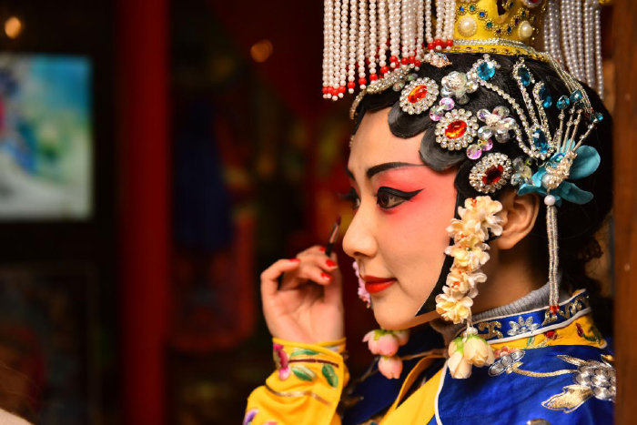 虞姬扮相青衣与武生友人感触颇多,人可偷得半日闲,物却无情日日赶,怕