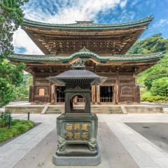 Jokoro Gold inscription: Kencho Kokoku Zenji (Kencho Era Nation Zen) and Butsuden Hall at Kencho-ji temple complex. Japan's Important Cultural Property Kamakura, Kanagawa Prefecture, Japan