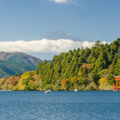 Lake Hakone The leaves begin to change color