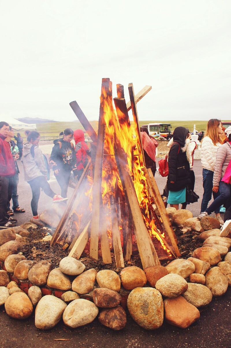 &middot;   营地的篝火在6点左右便已点燃