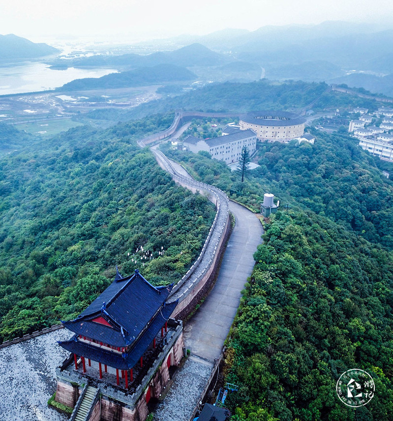 走過一段非常陡峭的爬山路,即來到黃賢森林公園最為著名的海上長城