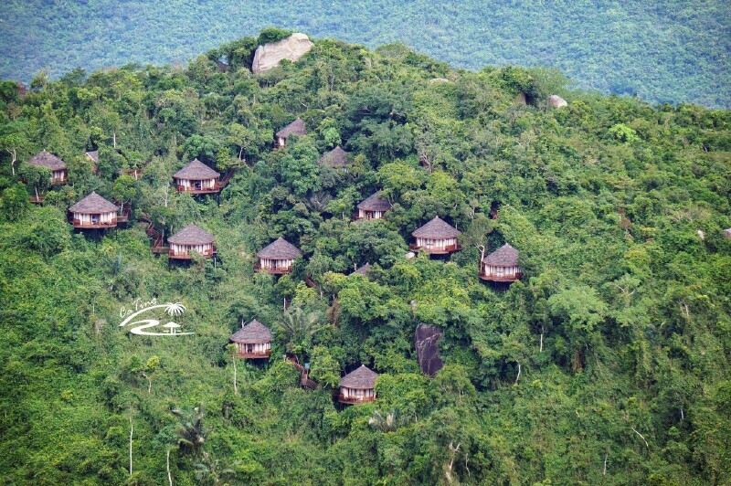      登高远眺亚龙湾