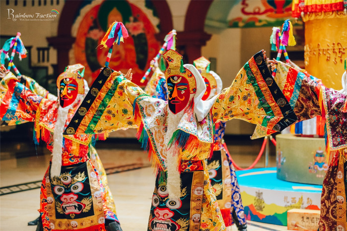 这个藏族舞蹈叫做羌姆,是一种宗教舞蹈,也称跳神