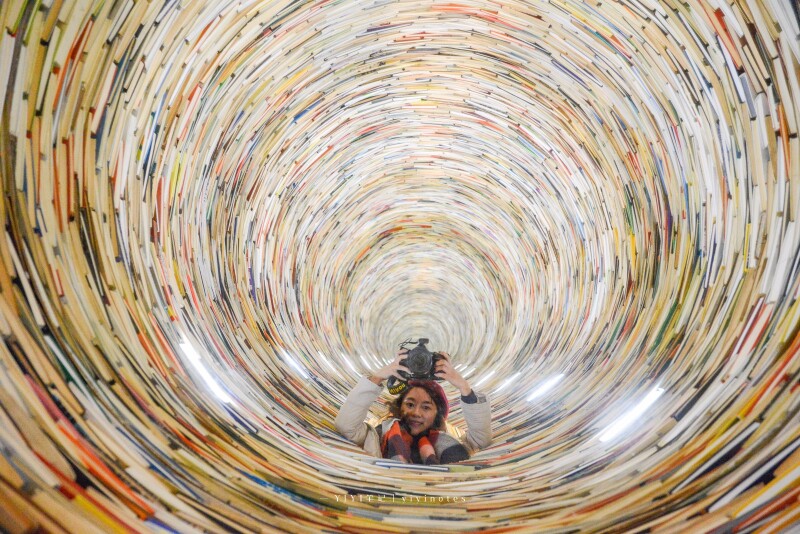 由无数本书构成的图书塔,猜猜堆了多少本书