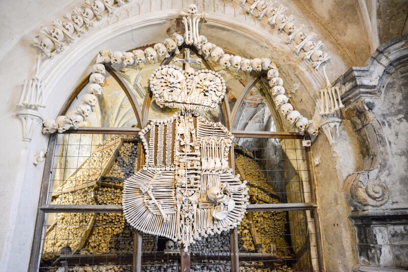 教堂里还有两座用全是骷髅堆成的小山,密密