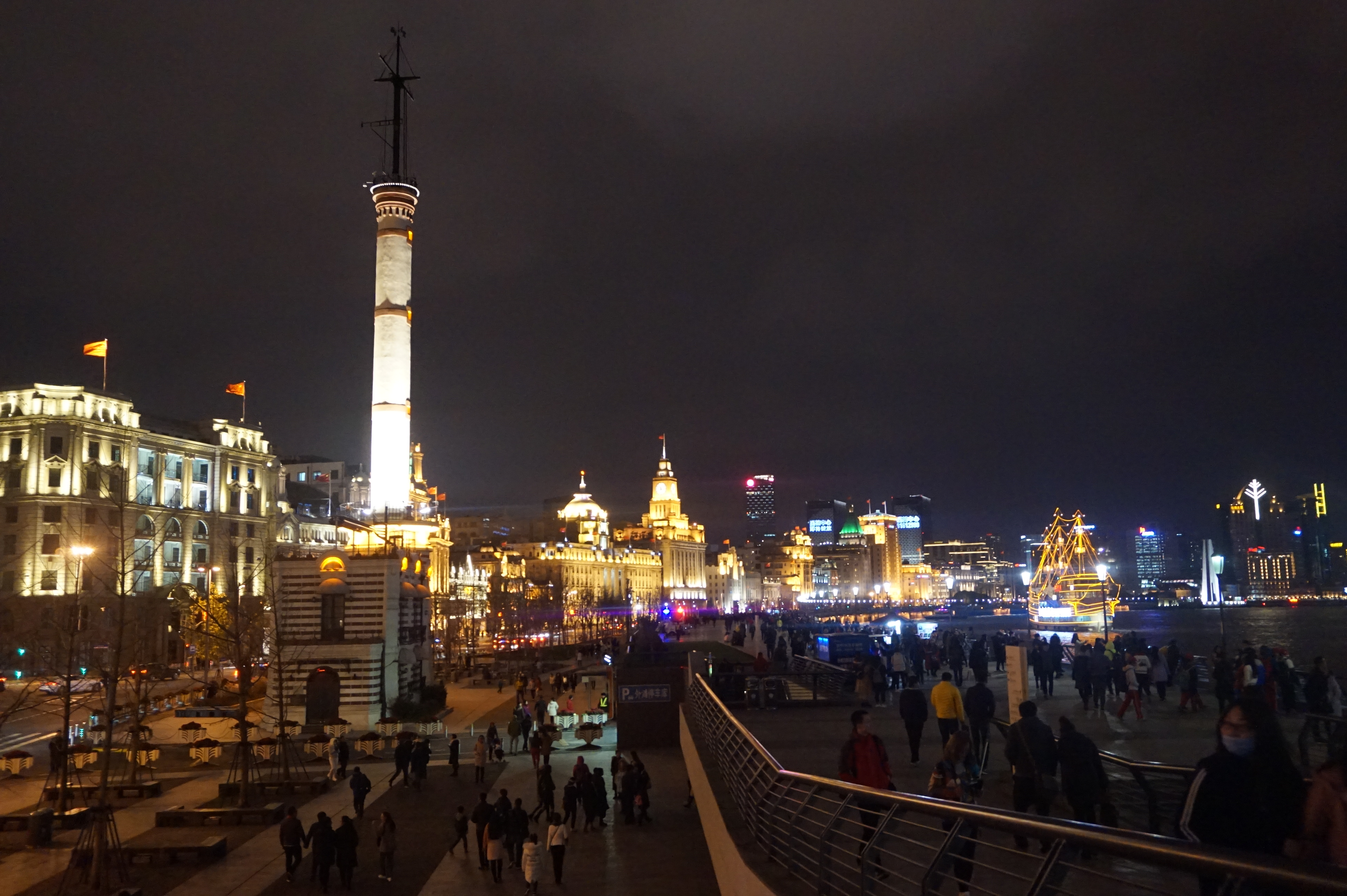 我们一群男生去上海玩,都是喜欢晚上出来活动,例如逛酒吧等,所以想