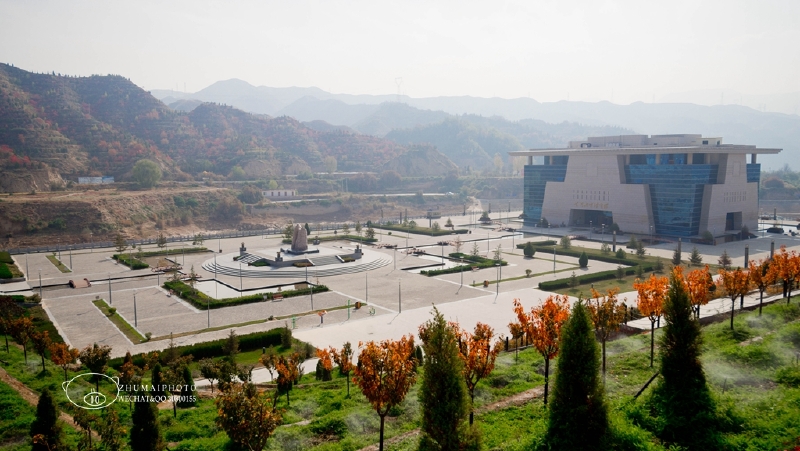 刘家峡大坝码头旁边气势磅礴的一座黄河水电博览园