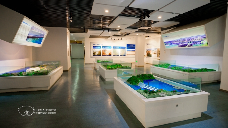 刘家峡大坝码头旁边气势磅礴的一座黄河水电博览园