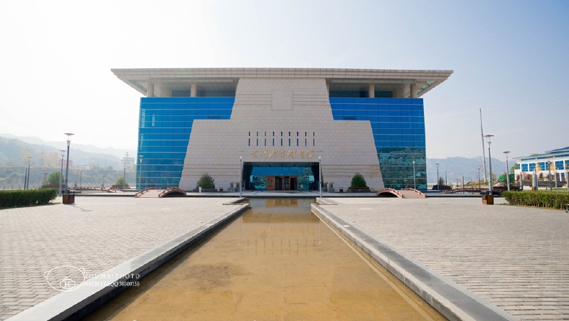 刘家峡大坝码头旁边气势磅礴的一座黄河水电博览园