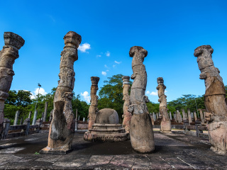 波隆纳鲁沃莲花佛堂