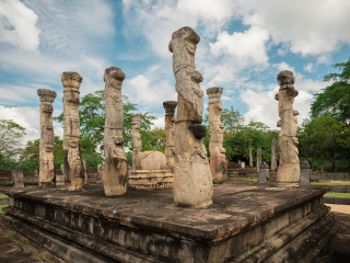 波隆纳鲁沃莲花佛堂