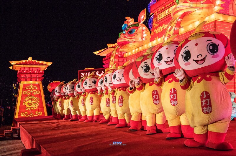 漫步古城盛会独揽天上人间