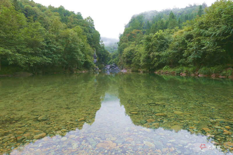 两座山峰相对而峙如龙门,一条深谷在两山
