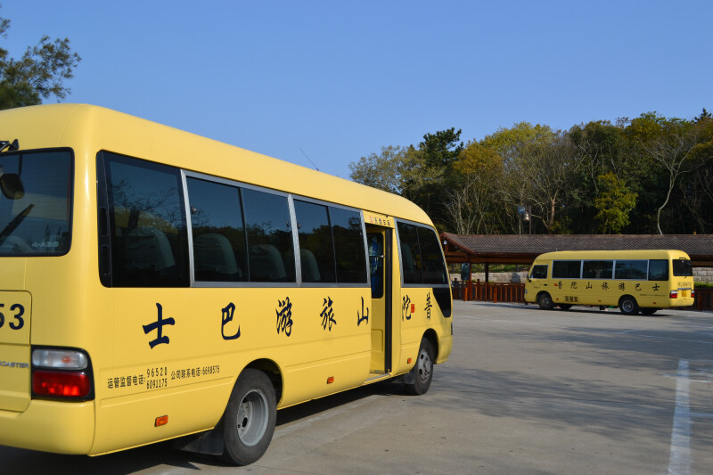 从梵音洞乘坐普陀山旅游巴士,票价10元,可以直接到普陀山码头