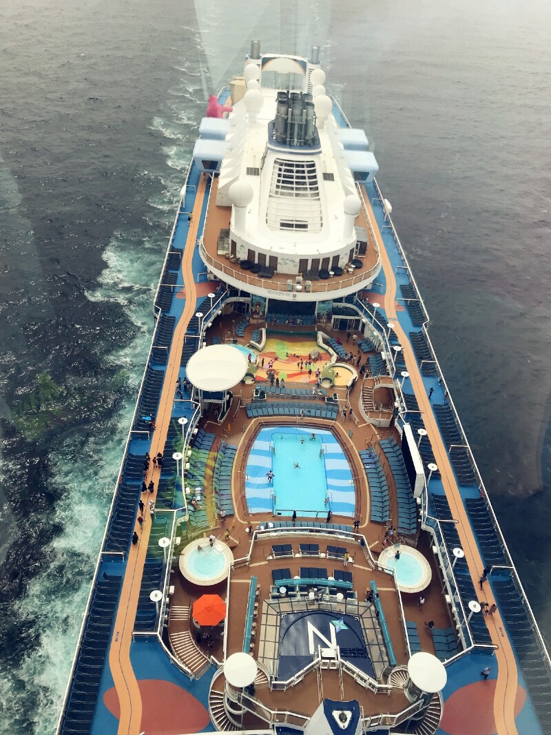 足球,篮球,乒乓球,碰碰车,空中飞人杂技等着你来体验;甲板上海上冲浪