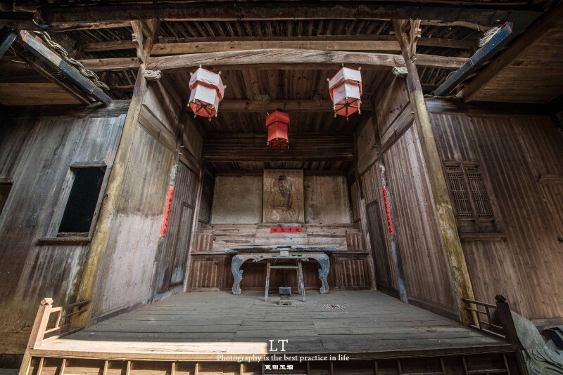 祠堂里挂着许多严氏家族历代名人画像及其生平