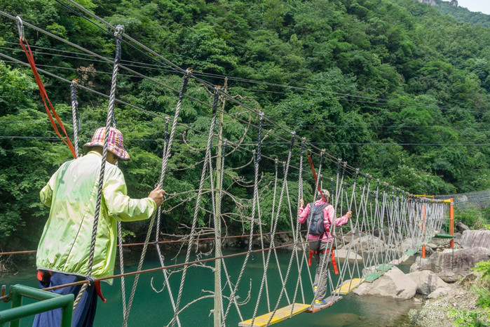 三渡走過馬路,就能到達龍井峽大闖關.