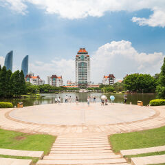 著名旅游景点厦门大学主楼与芙蓉湖