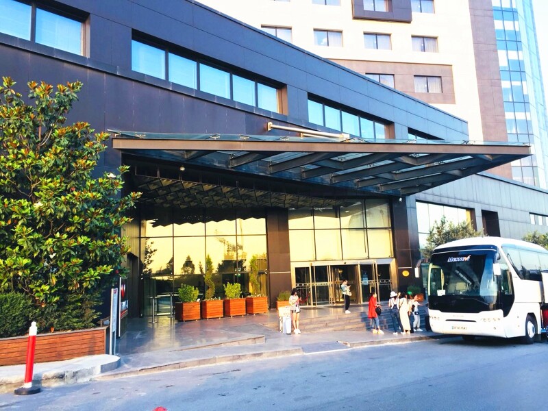 酒店大门,左右两侧均有休息,聊天,抽烟处.