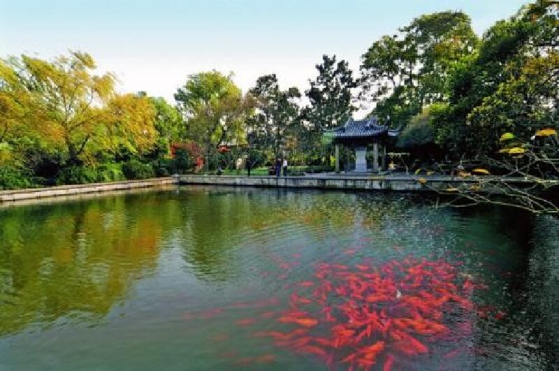 西靠层峦叠翠的西山,平静如镜的小南湖和西里湖,如青玉分列左右