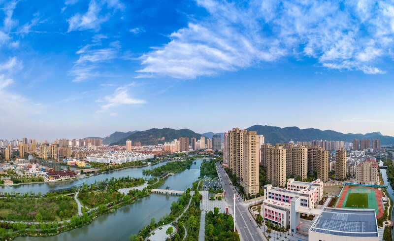 凤湖公园位于平阳县昆阳镇城北中心区域,南起三和大酒店,北接新104