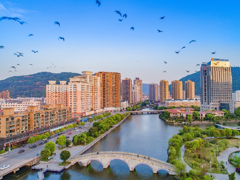 凤湖公园位于平阳县昆阳镇城北中心区域,南起三和大酒店,北接新104