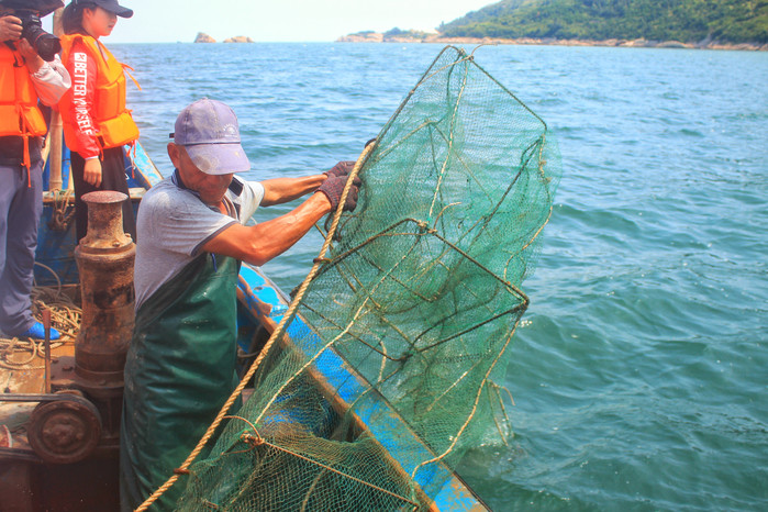 无论是拉网还是抛网都需要很大的力气,还是在阳光下暴晒,渔民出海捕鱼