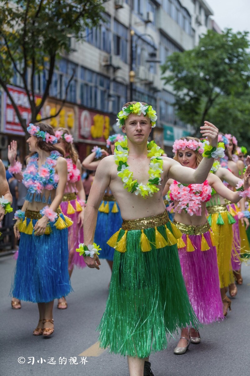 夏威夷草裙性感舞也不断上演着,也真是的,如果男人妖娆起来真没女人