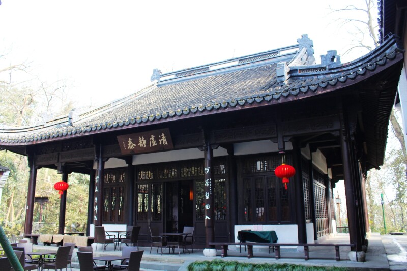 前往龙井,需要乘坐公交车,在"龙井茶室"这一