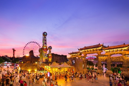  横店影视城2日自由行>宿百老汇大厦 (英式近代建筑风格) ,3点联票