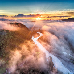 内蒙古呼伦贝尔根河市乌力库玛林场日出云散炫光雾辉光