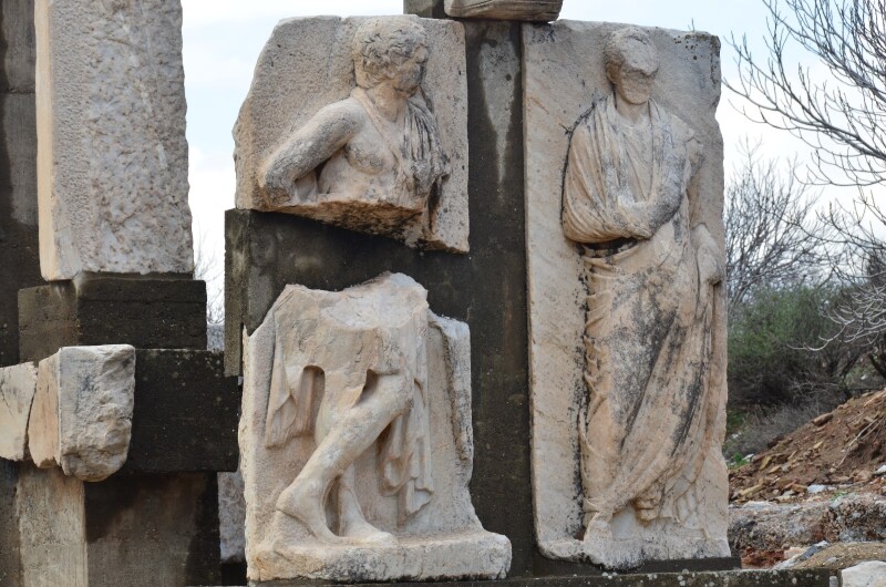 为了纪念在一场战争中被屠杀的8万罗马人和最终取胜的祖父苏拉,他建立