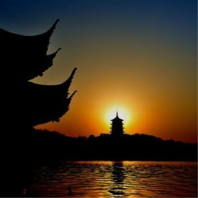 雷峰夕照,位于浙江省杭州市西湖湖南,净慈寺前的夕照山