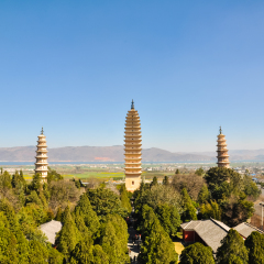 俯瞰大理崇圣寺三塔、大理城区