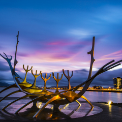 雷克雅未克的维京海盗船雕塑 