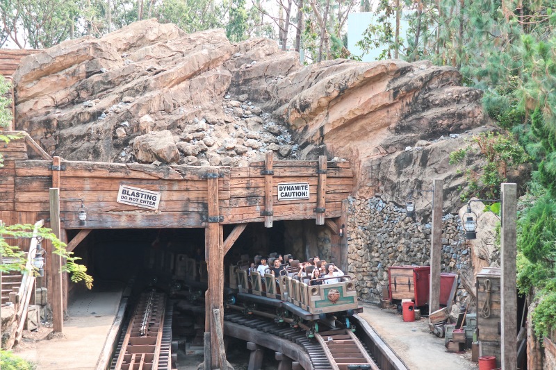 (灰熊山极速矿车会驶入漆黑的山洞中,沿着起伏不定的轨道来回飞驰.