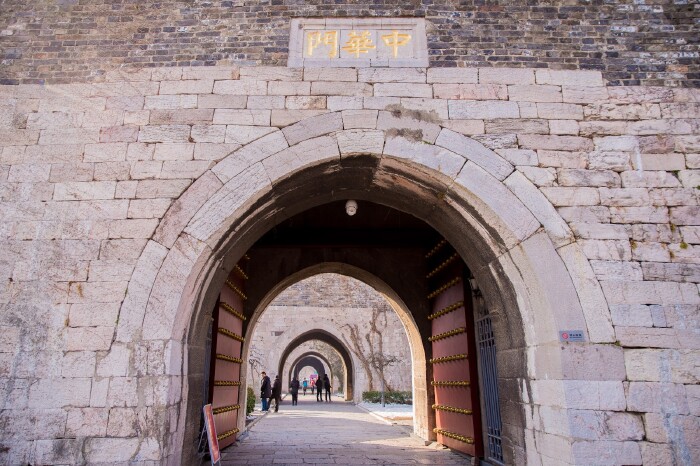 中华门城堡是南京明城墙的十三座明代京城城门之一,原名聚宝门,是中国