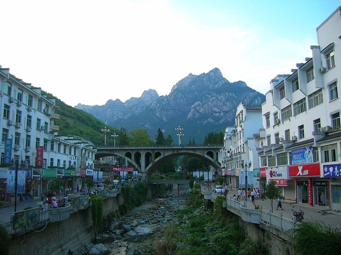 湯口鎮是黃山南大門所在地,這裡是黃山風景區開發建設時間最早的地方